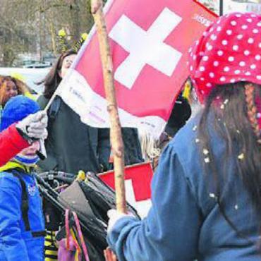 Konfettiregen und Sonnenschein - Originalität bewiesen auch die Zuschauerinnen und Zuschauer am Strassenrand und trugen so zum bunten Fasnachtsspektakel bei.