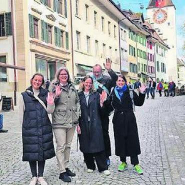 Austausch im Städtli - Der Bremgarter Citymanager zeigte seinen Berufskolleginnen das Städtli. Bild: zg