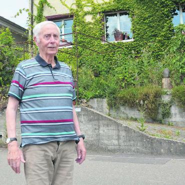 Kühe statt Pferde eingespannt - Alois Füglistaler besuchte die Schule unter anderem in diesem Haus, das früher ein Schulhaus gewesen ist. Bilder Roger Wetli:
