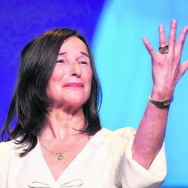 Auszeichnung für Lilo Baur - Wie eine Trophäe präsentiert: «Seht her, das ist der begehrte Ring.»