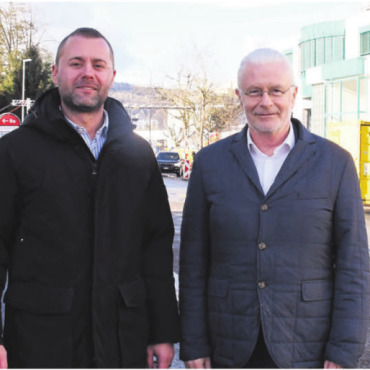 Optimale Lösung rasch umgesetzt - Die Verzögerung der Sanierung der Alten Bahnhofstrasse hat der ibw praktisch in die Hände gespielt, so konnte der neue Wärmeverbund zusammen mit den Strassenarbeiten realisiert werden: Projekleiter Drilon Bajrami und ibw-Geschäftsleiter Peter Lehmann. Bilder: Daniel Marti