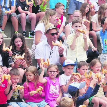 Das bleibt in Erinnerung - 28. Juni: Der scheidende Schulleiter Wädi Koch genoss zum Schluss mit seinen Schülerinnen und Schülern ein leckeres Gebäck, das zu seinen Ehren in W-Form kreiert wurde.