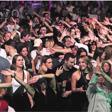 «Erwartungen übertroffen» - Die «Mootchella Club Night» vom Samstagabend hat zahlreiche Fans elektronischer Tanzmusik auf den Mutschellen gelockt. Internationale DJs legten auf und liessen den Abend zu einem Erfolg werden.