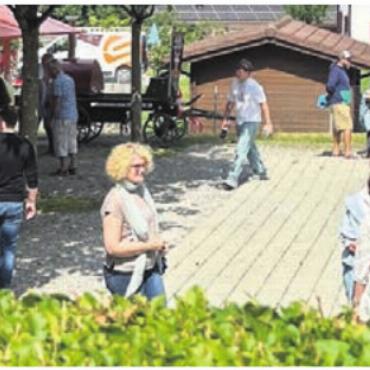 Symbol für kulturelle Lebendigkeit - Rund um das Haus boten verschiedene Stände kulinarische Spezialitäten an. Dass das Bürgisserhus zu einem zentralen Ort der Begegnung geworden ist, war deutlich spürbar.