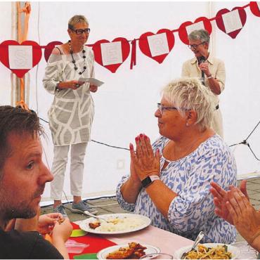 Symbol für kulturelle Lebendigkeit - Die Co-Präsidentinnen des Kulturvereins Elsbeth Wyss (links) und Corinne Wagner eröffnen das Jubiläumsfest mit einer Rede. Bilder: Sabrina Salm / zg