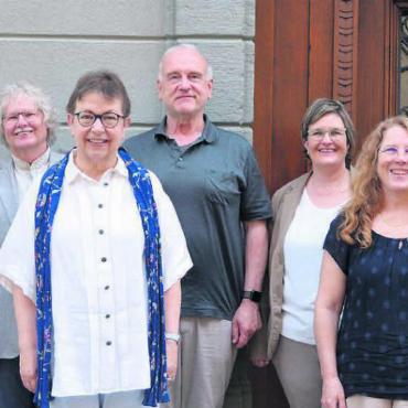 Erster Schritt: Bedarf abklären - Die Arbeitsgruppe «Wohnen im Alter» will herausfinden, was es für die Bremgarter Altersgruppe zwischen 65 und 80 Jahren braucht. (v. l.): Daniel Sommerhalder, Urs Dellsperger, Roland Gunter (Pro Senectute), Heidi Ehrensperger, Andreas Bossmeyer, Brigitte Weibel, Brigitta Sturzenegger, Simone Fässler und Marc Wälty. Bild: Sabrina Salm