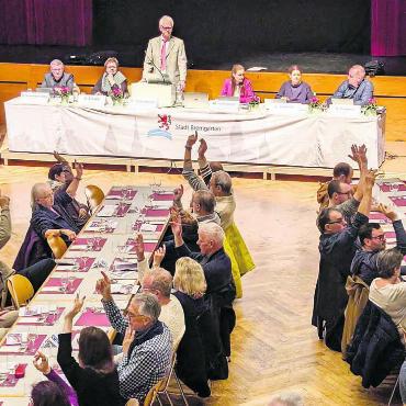 Kein Wein und dickes Minus - Die Ortsbürger hatten nicht viel abzustimmen. Wo es nötig war, taten sie dies einstimmig. Bild: Marco Huwyler