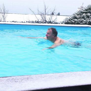 «Gfröhrli» war früher - Der Zufiker Marcel Fischer schwimmt jeden Tag – egal, wie kalt oder warm das Wasser ist. Bild: zg