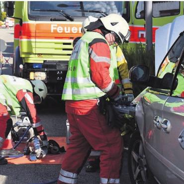 Chef aus misslicher Lage befreit - Mit Spreizer und Schneidegerät gelang es der Strassenrettung Dietikon, die Fahrertür des demolierten Autos zu öffnen.