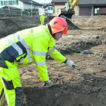 Geschichte zum Anfassen - Ein Kantonsarchäologe bei der Arbeit. Bild: ake