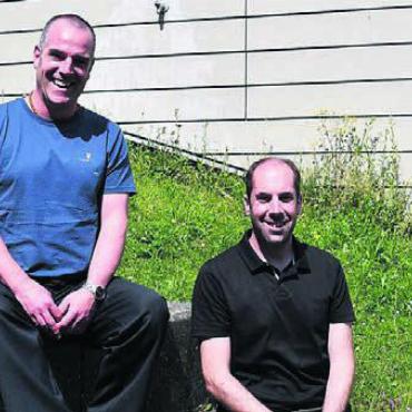 Beispielhaftes Miteinander - Rolf Schwyter, Schulleiter HPS (links), und Andreas Blöchliger sind sich einig: Der Spiel- und Pausenplatz hat Potenzial. Bild: mo