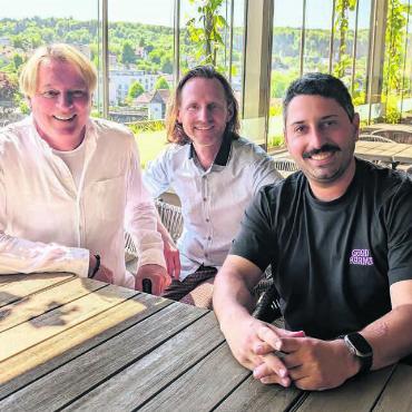 «Gemütlich statt perfekt» - Die erfolgreichen Gastronomen Thomas Krebs, Bernhard Schuster und Federico Freiermuth (von links) wollen auch mit dem «Stadthof» durchstarten. «Der Ort, die Lage, die Terrasse – alles ein Traum.» Dennoch werde man die neue Aufgabe auch mit Demut und Respekt anpacken.
Bilder: Marco Huwyler