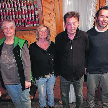 Zuwachs im Verein - Setzen sich für die Feldschützen Berikon ein: (v. l.) Victor Hüsser (Vorstand), Ruth Küenzi (Präsidentin), Sonja Burgunder (Verwaltung Schützenstube), Patrick Vuichard (Vorstand), Tiago Ferràs (Vorstand) und Karl Jenni (Fähnrich). Bild: zg