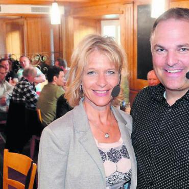 Autogrammstunde mal anders - Marcel Dettling, Präsident der SVP Schweiz, und Nicole Heggli-Boder dürfen sich über ein volles Haus freuen im Restaurant Hirschen in Bünzen. Bilder: Thomas Stöckli