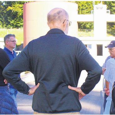 Zum Wasser Sorge tragen - Interessiert folgen die Besuchergruppen beim Rundgang den fachlichen Erklärungen des Personals. Bild: aha
