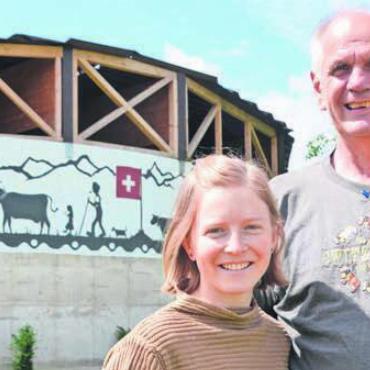 Alpaufzug an der Silowand - Sandra Halter hat den Schachenhof von Urs Gumann kreativ aufgewertet. Bild: tst