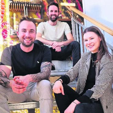 Ort schaffen, wo Wissen wandert - Diese drei jungen Leute sind «freizeit-kurse.ch» und hoffen, damit auch auf dem Land einen Nerv zu treffen, von links: Severin Berger, Samuel Berger und Jasmin Camenzind. Bild: zg