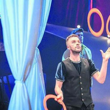 Zum Erfolg jongliert - Mario Muntwyler und der ganze Circus Monti erleben glanzvolle Zeiten. Bild: pd