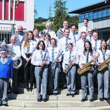 Zur Feier des Dirigenten - Die Musikgesellschaft Hermetschwil-Staffeln ist bereit für das grosse Jahreskonzert. Bild: zg