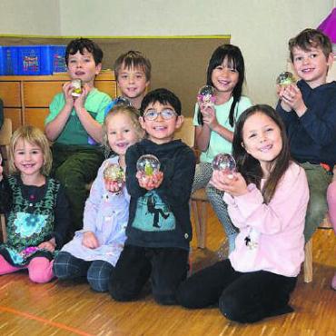 Dem Glück auf der Spur - Die Kindergartenkinder basteln in dieser Woche Zauberkugeln.