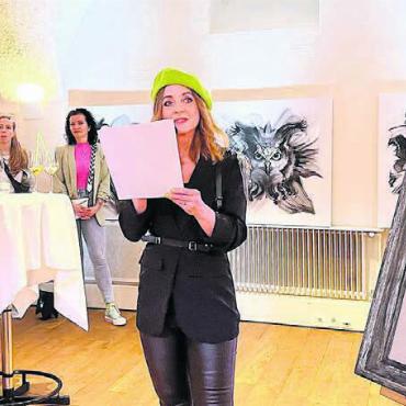 Mensch und Natur im Dialog - Künstlerin Peppa Strasser übernahm die Einführung in ihre Ausstellung gleich selbst. «Meine Werke zeigen keine Realität, sondern machen meine Vision sichtbar», erklärte sie. Bild: wam