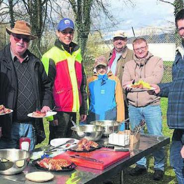 Den Fluss vom Müll befreit - Bild: Nach getaner Arbeit gab es ein gemeinsames Mittagessen als Belohnung. Bild: zg
