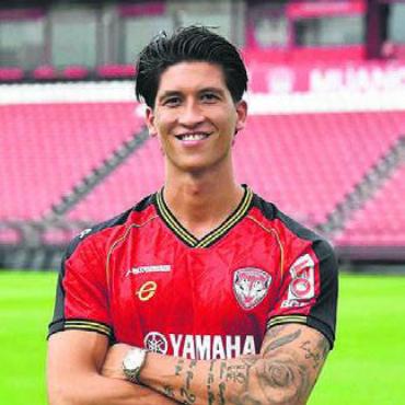 Abenteuer in Thailand - Ein exotisches Trikot, das Michael Kempter trägt. Er spielt neu für Muangthong United. Bild: zg
