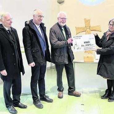 Christchindli-Märt wirkt nach - Lachende Gesichter angesichts eines schönen Betrages (von links): Thomas Frei (Neuapostolische Kirche), Ruedi Bertschi (Reformierte Kirche), Viktor Steiner (Evangelische Gemeinde) sowie die stellvertretende Empfängerin Claudia Pedolin (Katholische Kirche). Bild: zg