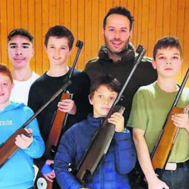 Erfolgreicher Start der Nachwuchsförderung - Die Jugendlichen frönen begeistert dem Schiesssport. Bild: zg
