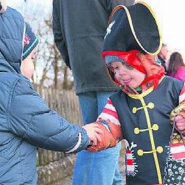 Konfettiregen und Sonnenschein - Keiner zu klein, ein Fasnächtler zu sein: Süssigkeiten wurden fleissig ausgetauscht.