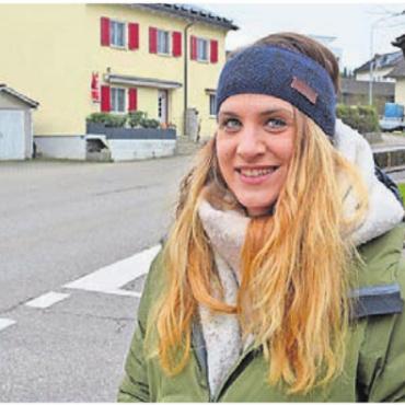 Handeln, bevor etwas passiert - Die Überquerung der Kantonsstrasse durch das Dorf kann für die Schulkinder gefährlich sein. Gemeinderätin Seraina Siragna freut es, dass Kameraaufnahmen zeigen: Die allermeisten Schülerinnen und Schüler verhalten sich hier korrekt. Bild: rwi
