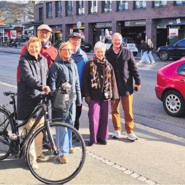 Die wachsamen Projektbegleiter - Das Kernteam der Interessengemeinschaft VBOB vor der Situation beim Citycenter: (v. l.) Franziska Schmid, Rolf Roth, Christina Schäpper, Bernhard Greber, Kathrin Schäpper und Heinz Briner. Bild: zg
