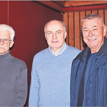 Einbringen und etwas bewirken - Unter den Verabschiedeten waren auch langjährige Mitwirkende in Kommissionen und Verbänden: (von links) Ewald Dubach (20 Jahre Stimmenzähler), Rolf Huber (13 Jahre Finanzkommission, Präsident), Felix Baur (19 Jahre Wasserverband, Präsident Abgeordnetenversammlung). Bild: Erika Obrist