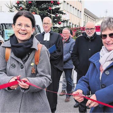 «Ein modernes Wunder» - Stadträtin Claudia Bamert (l.) und Christchindli-Märt-Präsidentin Sabina Glarner durchschneiden gemeinsam das symbolische Eröffnungsband. Bild: Marco Huwyler