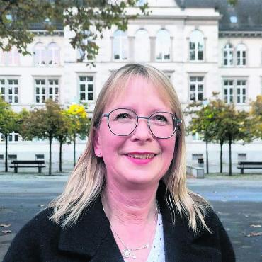 Alles geben für Bremgarten - Ein Leben lang Bremgarten: Karin Koch Wick vor dem Stadtschulhaus, wo sie einst zur Schule ging. Im Städtli hatte sie zahlreiche politische und sonstige Funktionen inne. Nun möchte sie Stadträtin werden. «Es wäre die Krönung all meines bisherigen Wirkens», sagt sie. Bild: Marco Huwyler