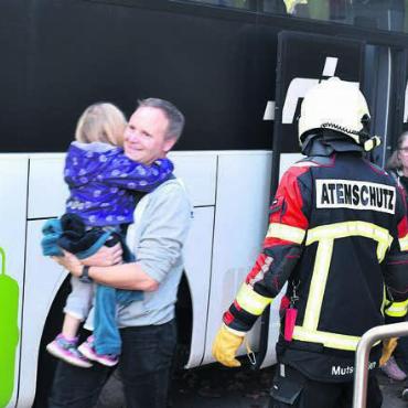 «Unfall» endete glimpflich - Die Passagiere des Reisebusses können das Fahrzeug unverletzt verlassen.