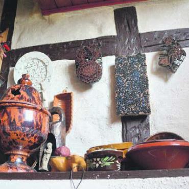 Sammlung und Kunst mit «Chlapf» - «Heimatkunst» und antike Dinge mag sie besonders. So findet man bei ihr auch gerne alte Töpfe und Kochgeschirr aus längst vergangener Zeit.