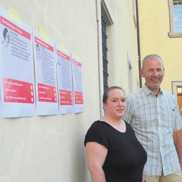 Auf dem Krimitrail durch Muri - Die Initianten des neuen Krimitrails in Muri. Stephanie Haller, Präsident Stefan Staubli und Julia Staubli (von links) bildeten die Projektgruppe des Muri Energie Forums. Bild: Thomas Stöckli