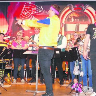 «Mini Musig, dini Musig» - Für einmal nicht in Uniform. Nicht nur darum war der Auftritt der Musikgesellschaft Waltenschwil erfrischend anders. Bilder: tre