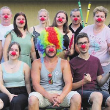 Turnen in der Manege - Das OK. Vorne, von links: Kerstin Schneebeli, Ramona Ambula, Adrian Meier, Janick Hitz und Sandro Käppeli. Hinten: Felix Fischer, Urs Schneebeli, Ronja Stöckli, Aline Kuhn, Sarina Fischer, Erich Rey, Maritta Fischer, Petra Etterlin und Olivia Kuhn. Bild: zg