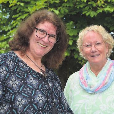 Fast wie «Adieu Heimat» - Über 40 Jahre waren Yvonne Cherkaoui (links) und Katja von Burg Teil der Schule Widen. «Damals waren wir noch blutjung», lachen die Frauen. Bild: Sabrina Salm