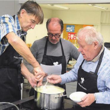 Gourmetküche trifft auf Anfänger - Ab und zu muss die Gerstensuppe auch probiert werden.