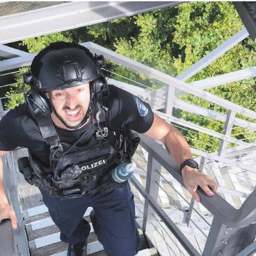 Ganz schön anstrengend - Der Aufstieg auf den Maiengrünturm ist mit der schweren Ausrüstung alles andere als ein Kinderspiel. Bilder: Chregi Hansen