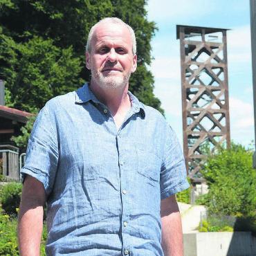 «Alles ist im ertragbaren Mass» - Für Hansruedi Luginbühl bildet das Haus Morgenstern zusammen mit dem Hasenbergturm und den Freizeitmöglichkeiten in der Umgebung ein stimmiges Ganzes. Bild: Roger Wetli