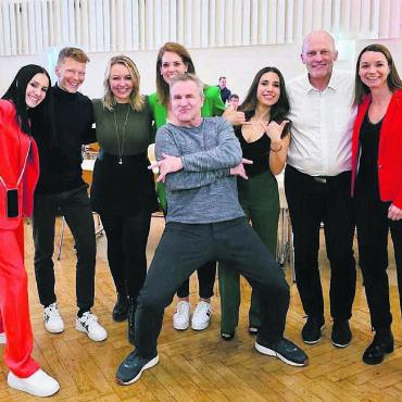 «Brutale Stimmung» - Sie alle sorgten für einen unvergesslichen Abend im Casino in Bremgarten. Von links: Moderatorin Cloé Salzgeber, Läufer Adrian Lehmann, das Vater-Tochter Comedy-Duo Laura und René Rindlisbacher, Eishockey-Expertin Florence Schelling, Sängerin «Elle», OK-Präsident Stephan Gut und Maya Müller (Eventfirma). Es fehlt: Läuferin Judith Wyder. Bild: zg