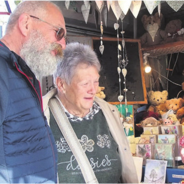 Das Marktleben ist schön - Florierender Osterhandel: Voller Freude zeigt Marktfahrer Paul Vogel (rechts) dem interessierten Paar eine gegossene Figur aus seinem Sortiment. Bild: Bernadette Oswald
