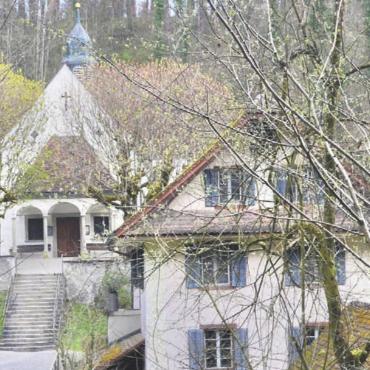 Ein Ort von besonderer Magie - Die idyllische Lichtung im Wald, mit dem Sakristanenhaus (rechts) und der Kapelle.
