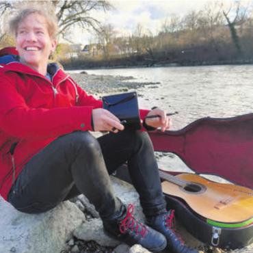Mundart, Schalk und Poesie - Nick Spalinger am Bremgarter Reussufer. Hier hat er viele seiner Songs geschrieben. Nun feiert er mal wieder ein Heimspiel. Bild: huy (Archiv)