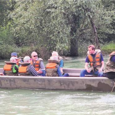 Lustige Flussfahrt - Die Teilnehmer des Maibummels werden von den Pontonieren trotz, oder gerade wegen des hohen Wasserstandes, sicher Richtung Bremgarten geführt. Bild: zg