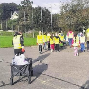 Clean-up-Day der Schule - Fleissig wurde Abfall gesammelt. Bild: zg